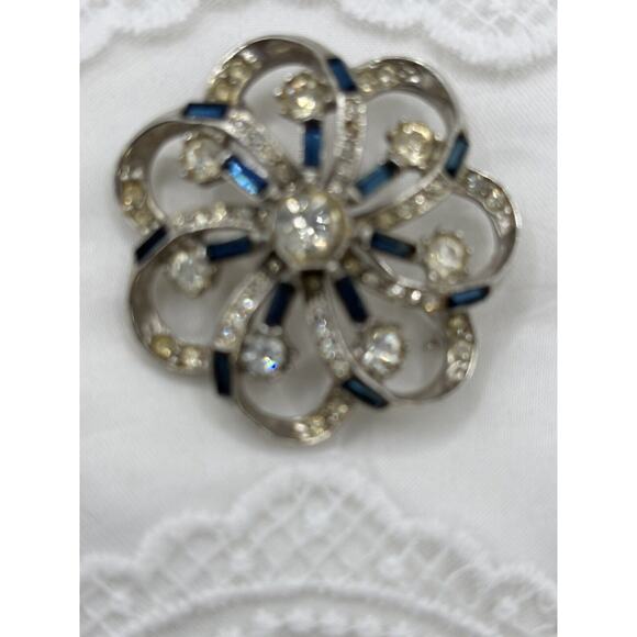 Vintage Rhinestone Brooch Clear Blue Scatter Pin Some Yellowing J1-3006 - Picture 2 of 8